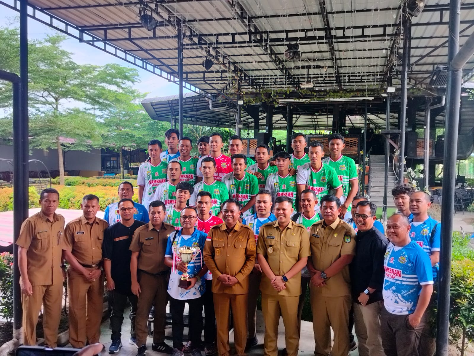 BERSAMA: Bupati Sergai Darma Wijaya bersama jajaran dan skuad PS Sergai tunjukkan dukungan penuh untuk kemajuan sepak bola daerah. (FADLY/SUMUT POS)