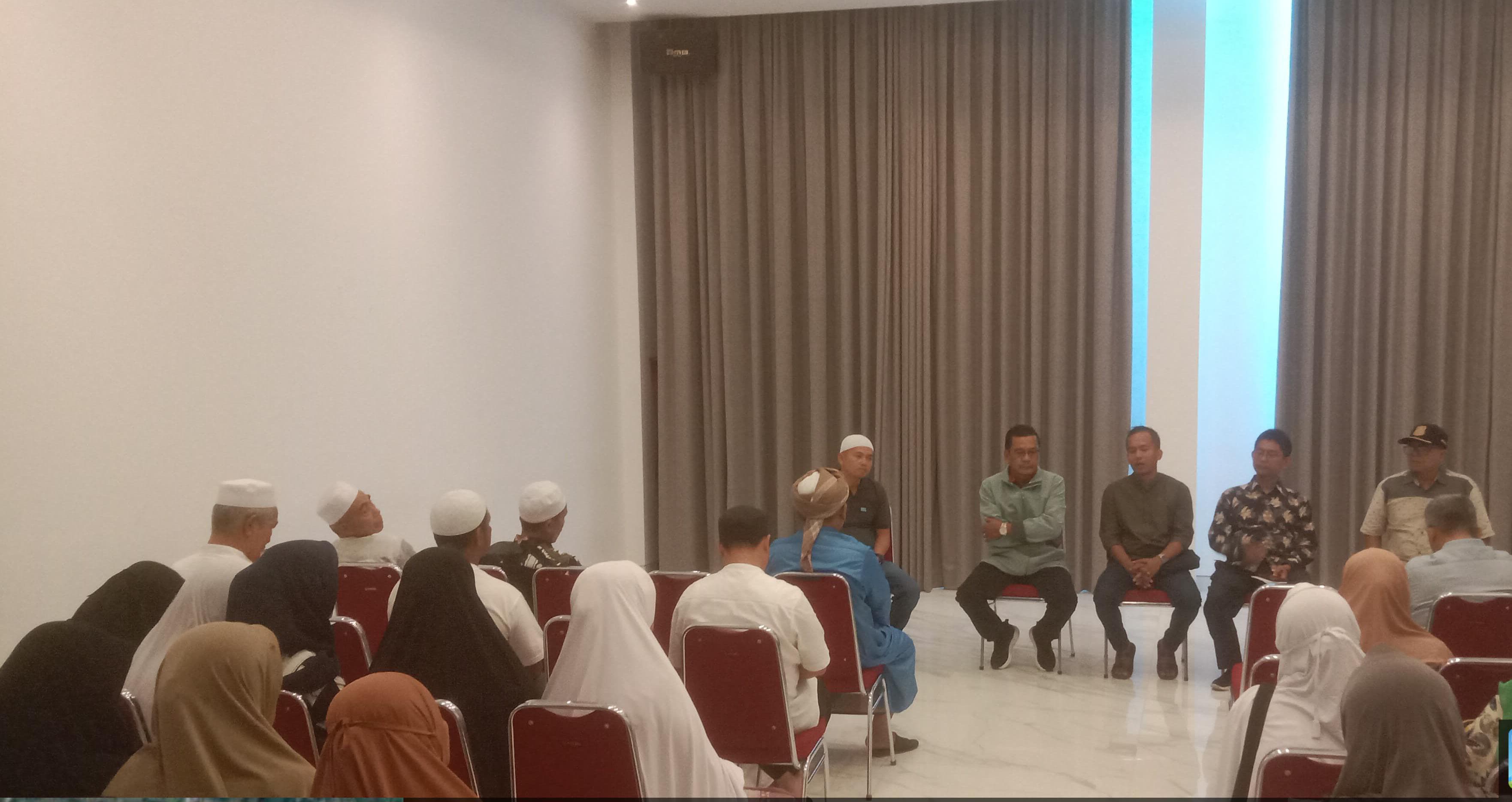 FASILITASI: Puluhan jamaah umrah asal Palas dipertemukan dengan pihak travel PT KJF, setelah di fasilitasi Kemenag Sumut. (Ist/Sumut Pos)