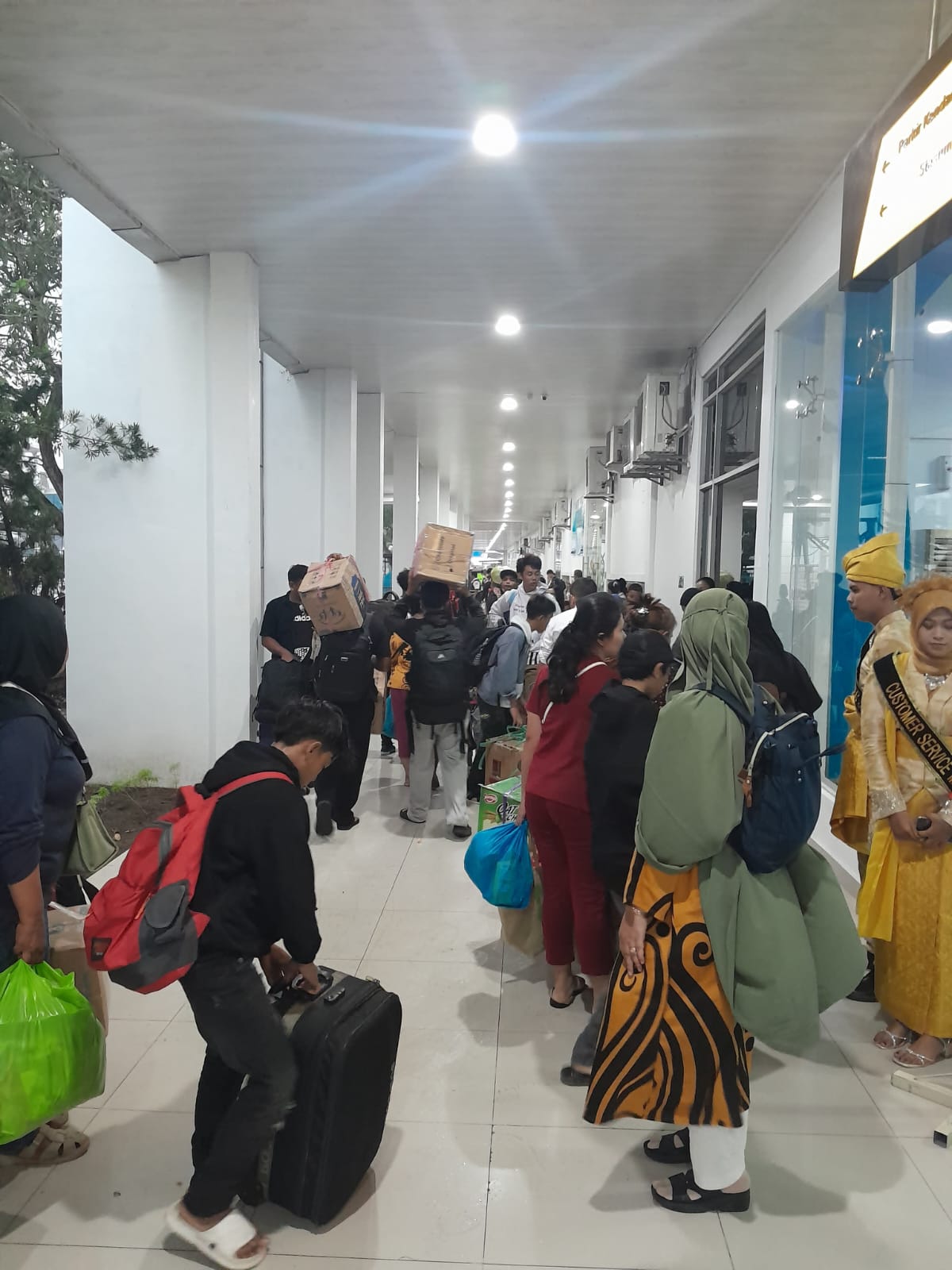 JASA; Para penumpang km kelut memasuki ruang tunggu. ISTIMEWA/SUMUT POS