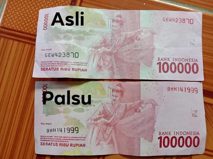 Ilustrasi uang palsu dan uang asli.