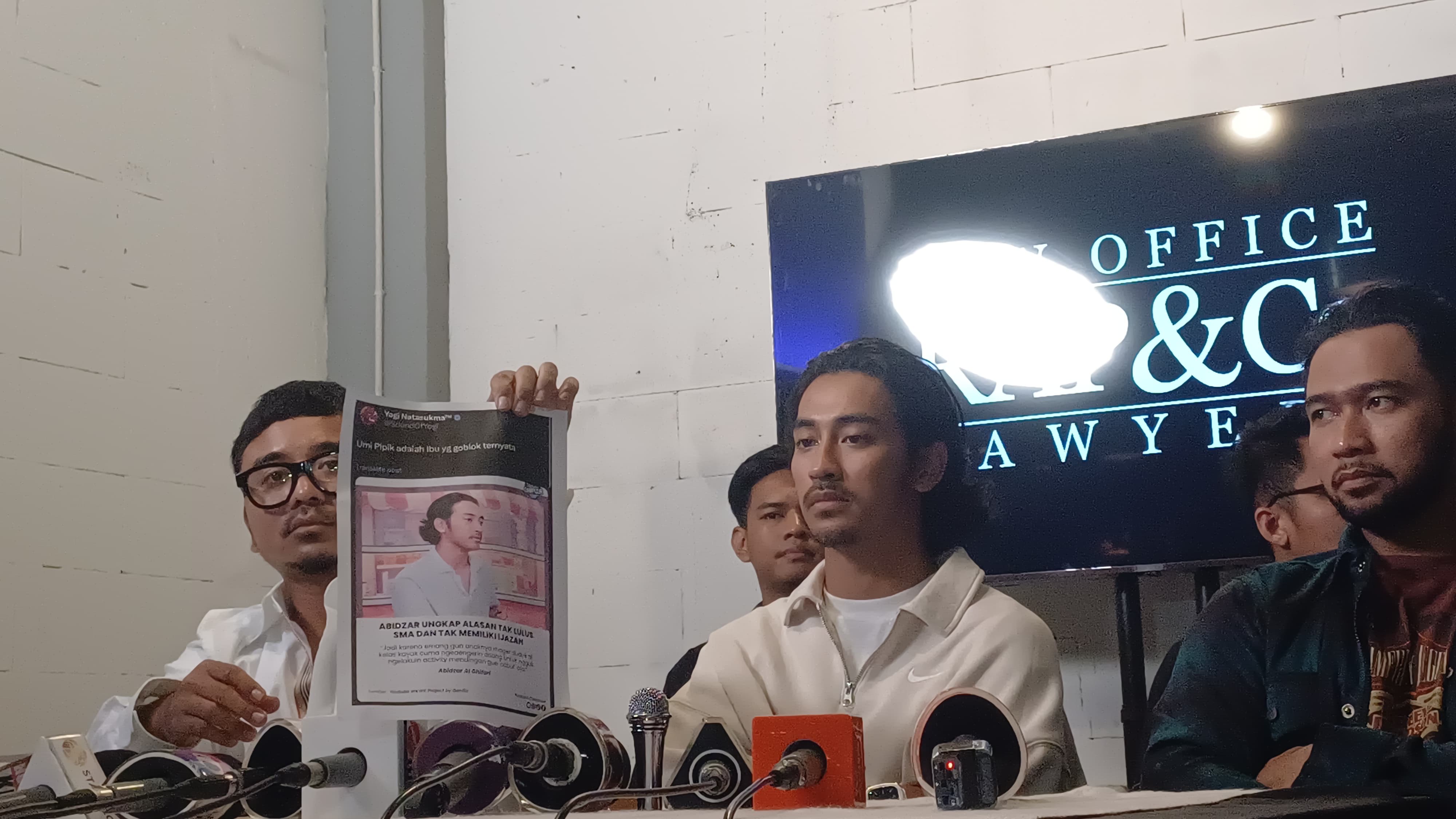 SOMASI: Abidzar Al-Ghifari melayangkan somasi terbuka terhadap dua netizen. Foto Shafa Nadia/Jawa Pos