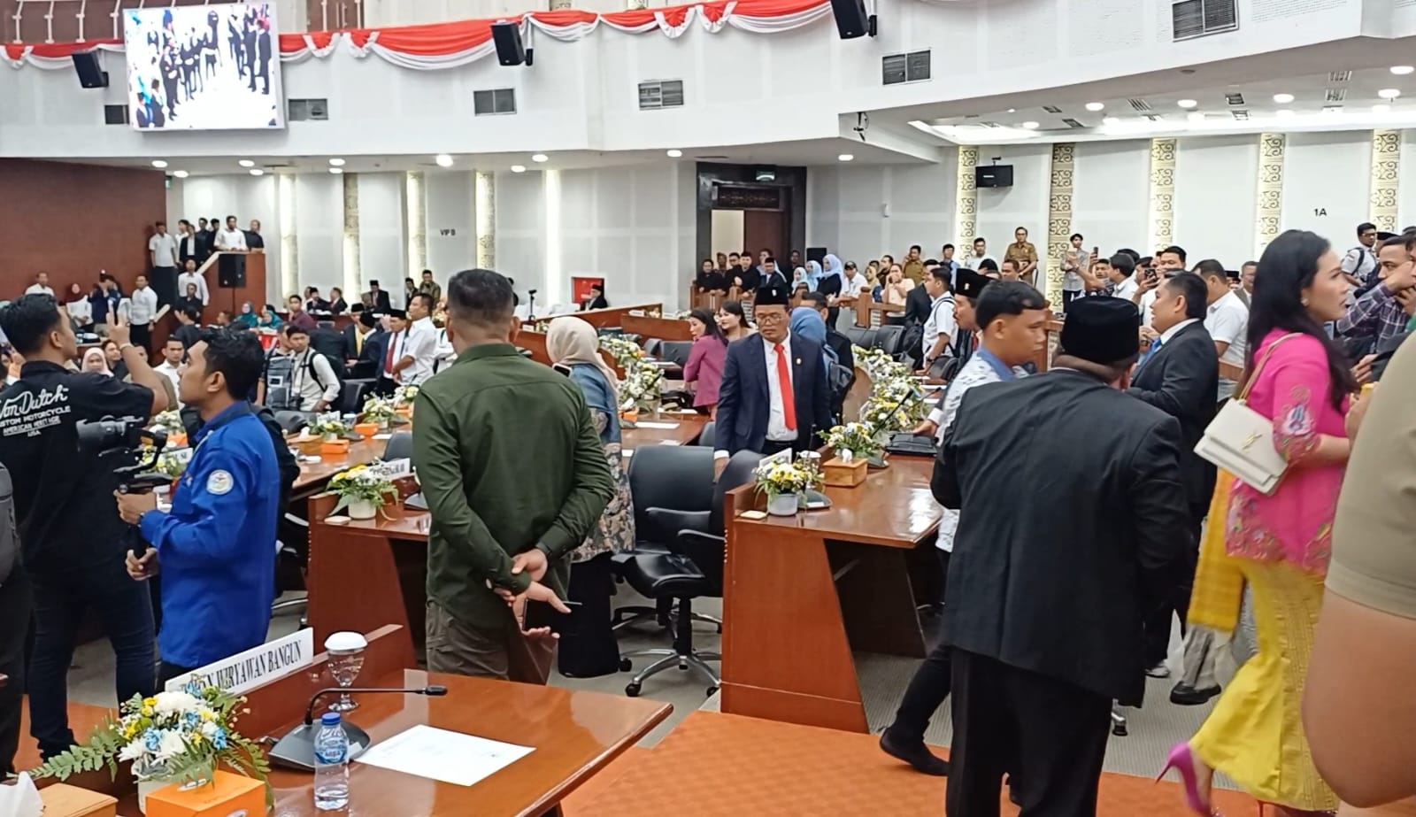 Foto (Markus Pasaribu/Sumut Pos) : Anggota DPRD Sumut, Meryl Rouli Saragih (baju pink), meninggalkan ruang paripurna HUT ke-77 Sumatera Utara di DPRD Sumut.