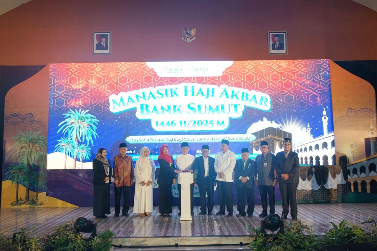 DIABADIKAN: Wakil Menteri Agama Romo HR Muhammad Syafii, diabadikan bersama Direktur Utama PT Bank Sumut Babay Parid Wazdi dan jajaran di Asrama Haji Medan, Selasa (15/4). Dokumen Humas PT Bank Sumut