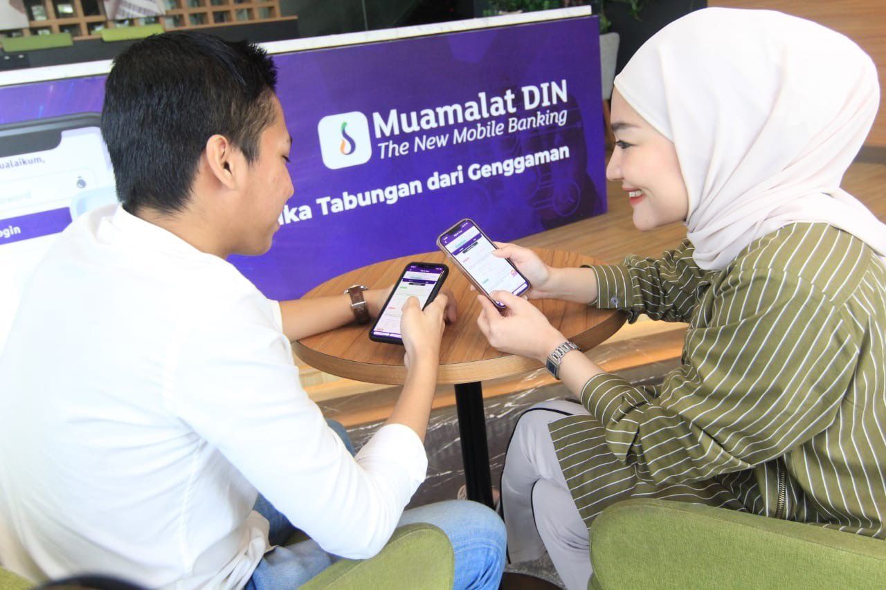 MAUAMALAT DIN: Nasabah Bank Muamalat saat bertransaksi menggunakan Muamalat DIN. (Dok: Bank Muamalat)
