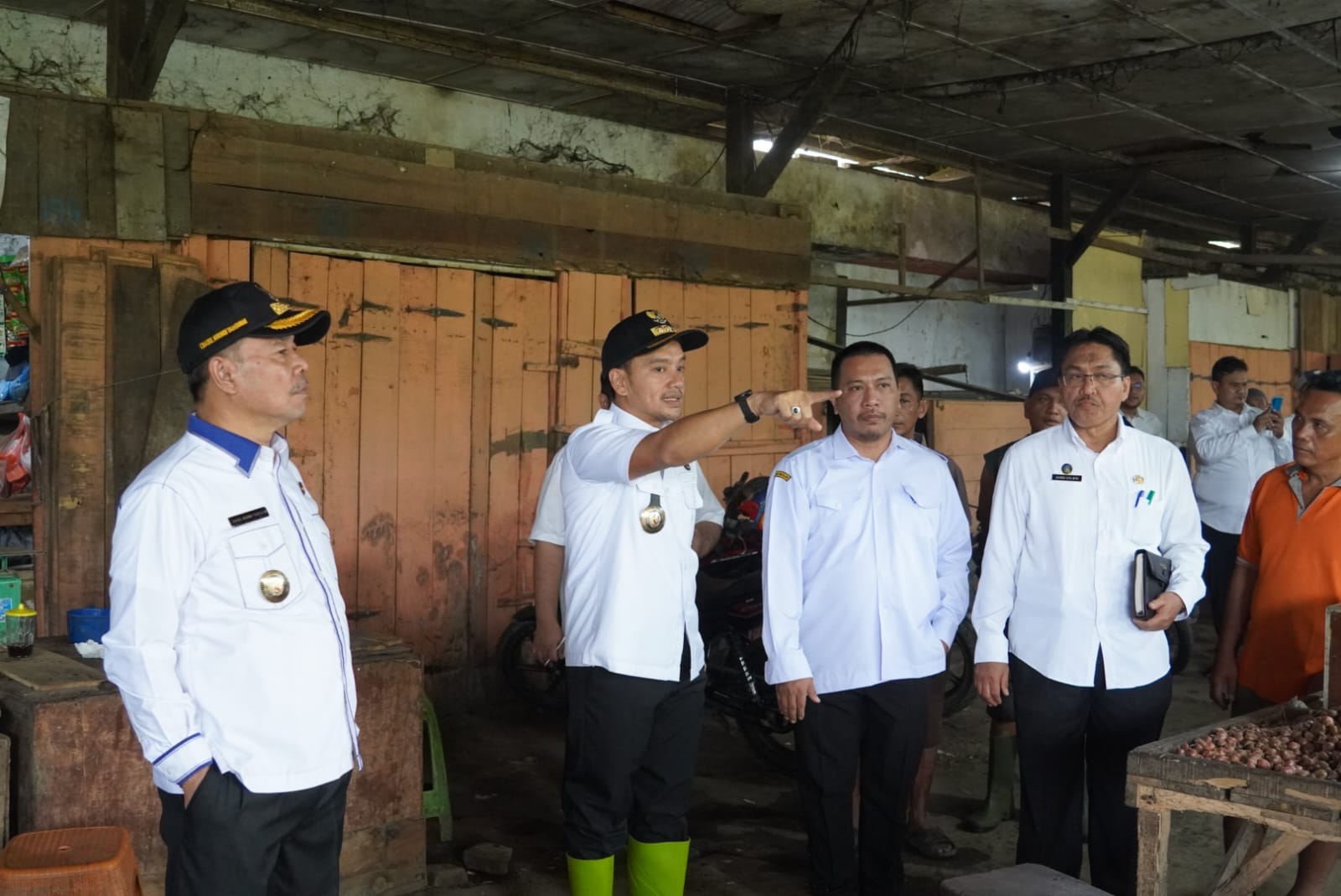 TINJAU: Wali Kota Tebingtinggi Iman Irdian Saragih didampingi Wakil Wali Kota Chairil Mukmin Tambunan meninjau 3 pasar tradisional di Kota Tebingtinggi akan direnovasi untuk pedagang.SOPIAN/SUMUTPOS