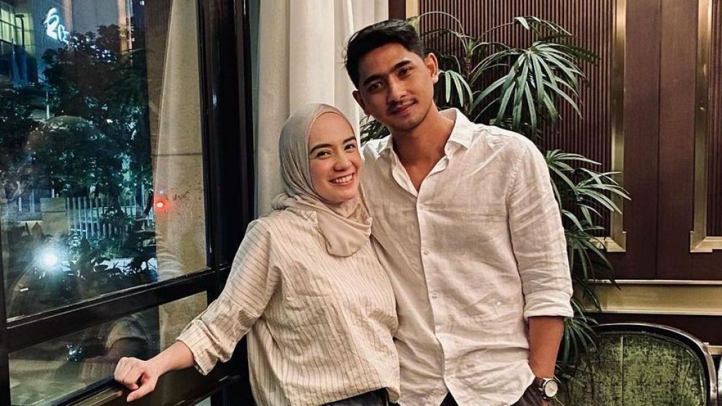 Arya Saloka dan istrinya, Putri Anne.