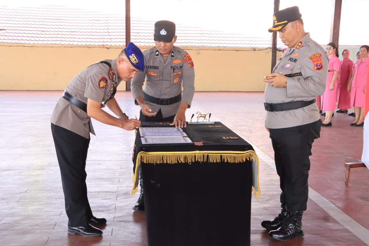 SERTIJAB: Kapolres Labuhanbatu memimpin pelaksanaan serahan terima jabatan Kabag Log dan Kasat Polairud. (FAJAR/SUMUTPOS)