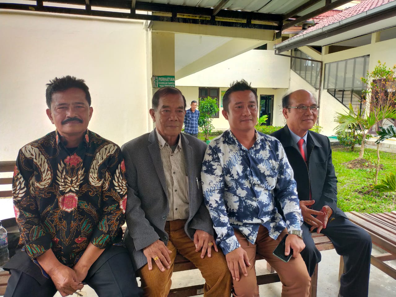 KESAKSIAN: Mardongan Sigalingging dan Leonardus Ariando Sigalingging  hadiri sidang gugatan Mestron Siboro terkait perkara rumah. Foto: Rudi Sitanggang/Sumut Pos