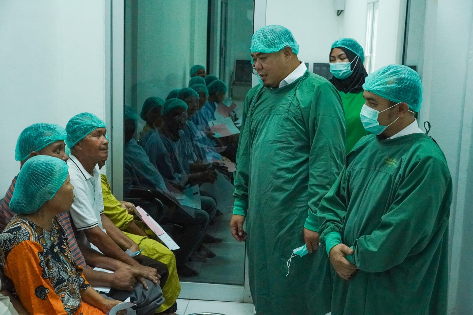 TINJAU: Wabup Batubara Syafrizal saat meninjau Operasi Mata Katarak Gratis di RSUD H OK Arya Zulkarnain , Kecamatan Datuk Lima Puluh, Rabu (16/04/2025). Foto: Liberti  H haloho/Sumut Pos