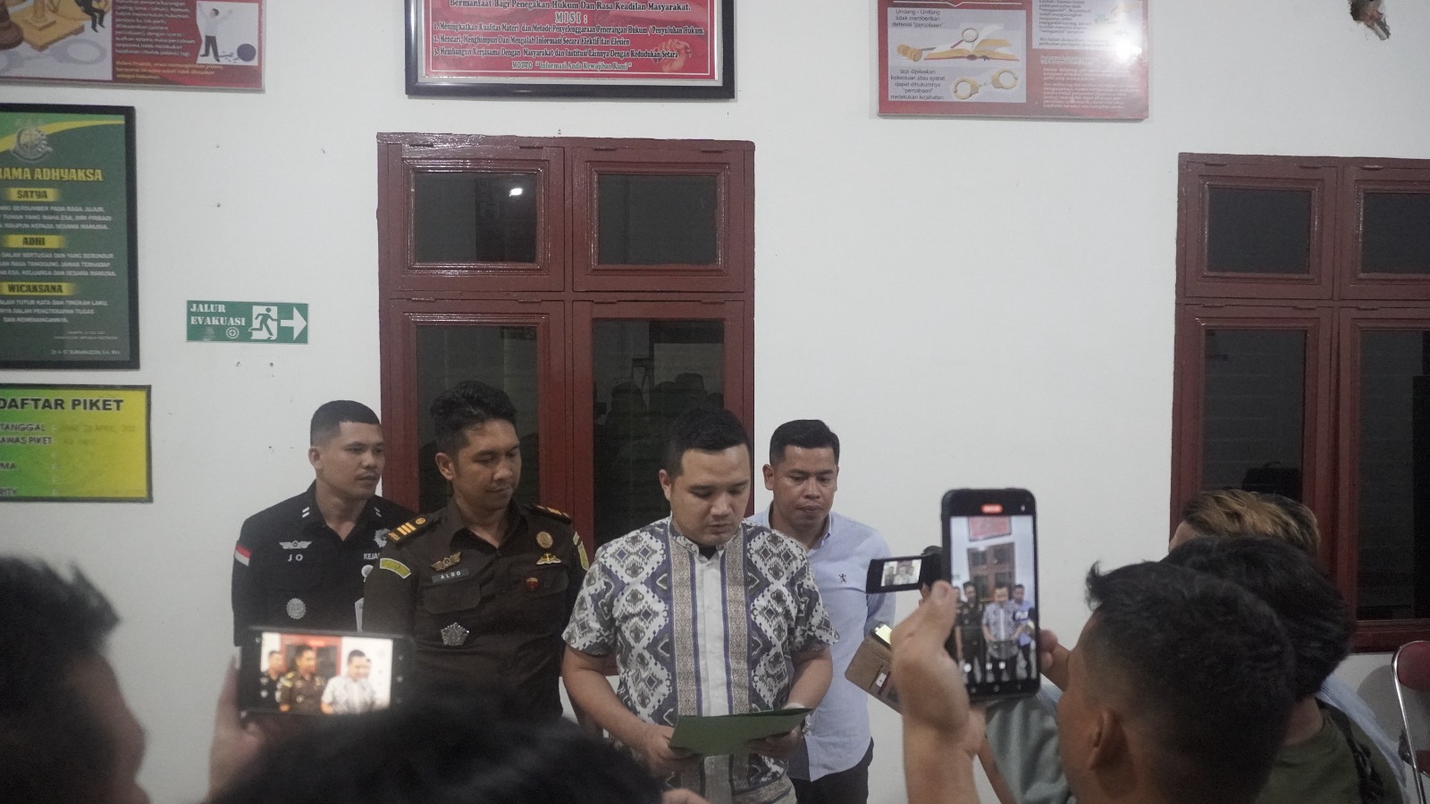 KETERANGAN: Kasi Intel Kejari Sergai Hasan Fif Muhammad, SH.,MH saat memberikan keterangan terkait penetapan tersangka baru kasus korupsi fasilitas kredit bank BUMD di Kantor Kejari Sergai. (Dok: ist)