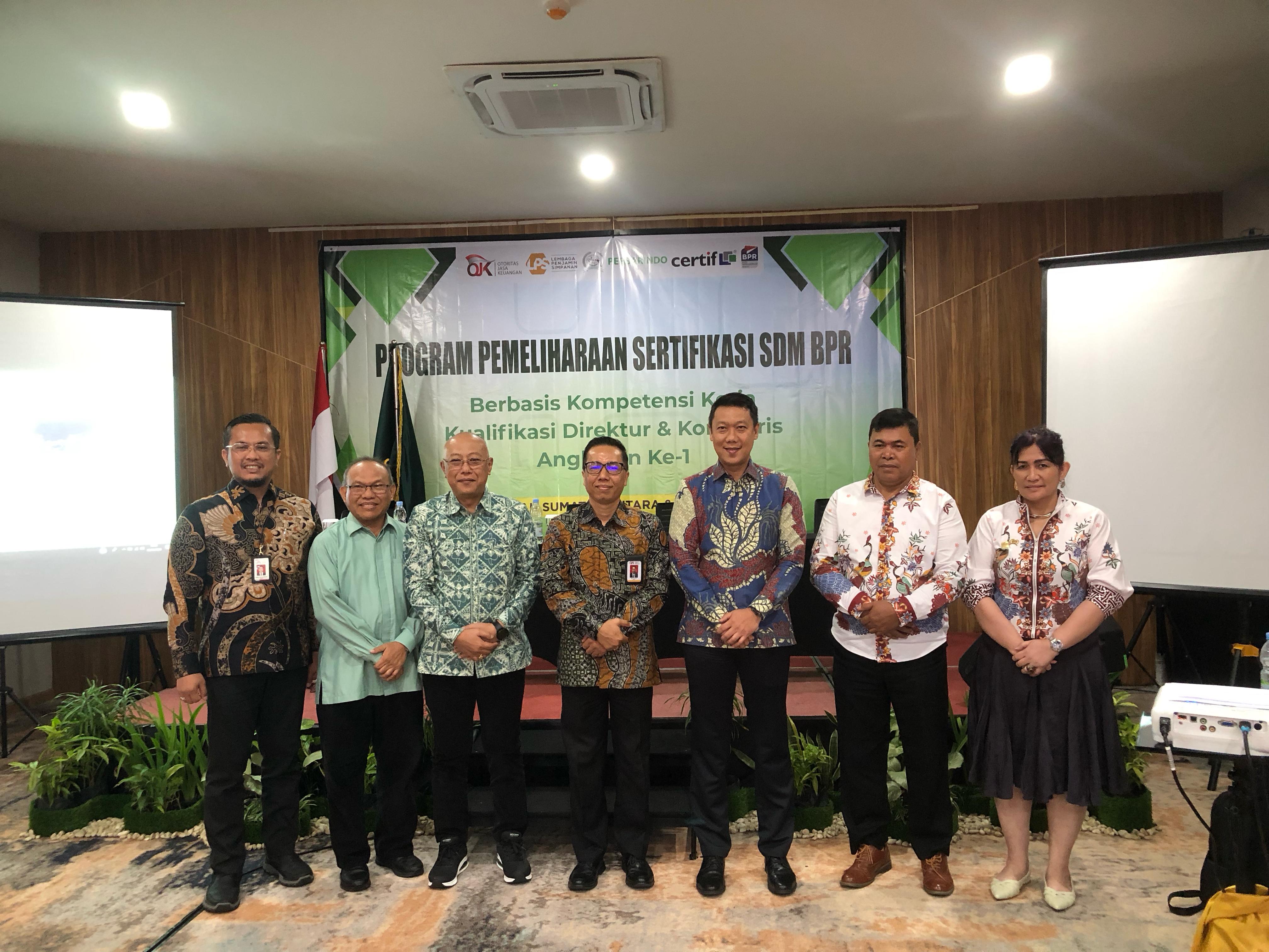 NARASUMBER: Para narasumber pada acara pelatihan direktur dan komisaris yang diadakan oleh Perbarindo Sumut. (Dok: ist)