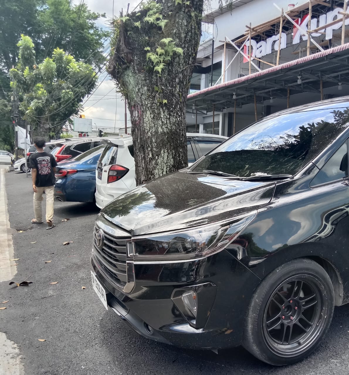 ASPAL: Dara Kupi yang berada di Jalan Darussalam mengaspal trotoar untuk jadi lahan parkir. (Dok: ist)