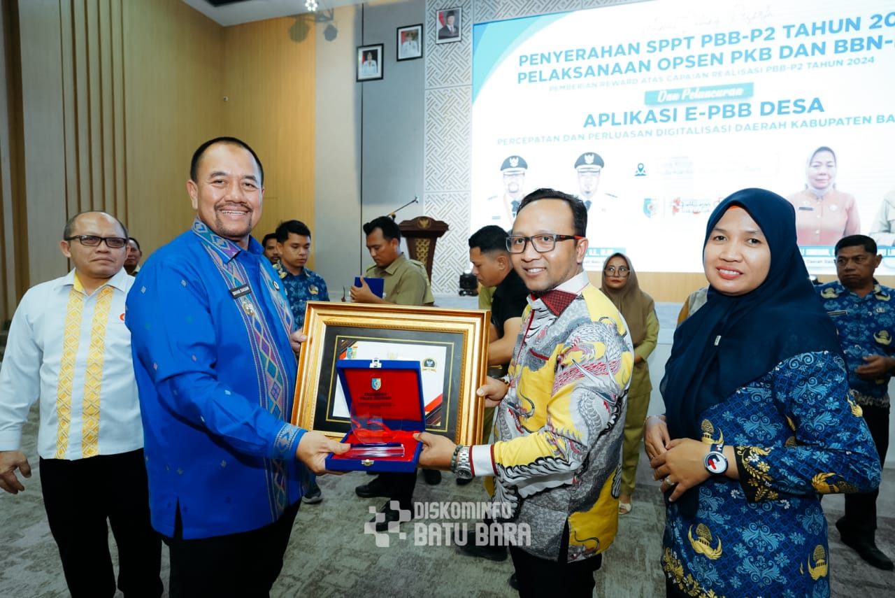 CENDERAMATA: Bupati Batubarq, H Baharuddin Siagian saat memberikan cenderamata, Kamis (17/4/2025).