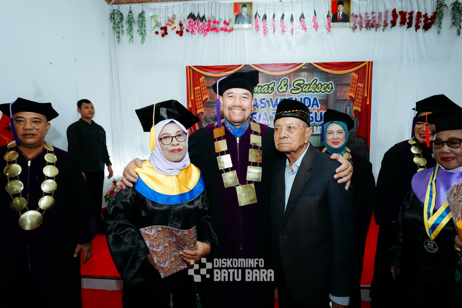 LANSIA: Bupati Batubara  H. Baharuddin Siagian, menghadiri Wisuda Lansia Tangguh yang digelar di Aula Kantor Camat Sei Suka, Kecamatan Sei Suka, Kamis (17/4/2025). (Dok: Diskominfo Batubara)