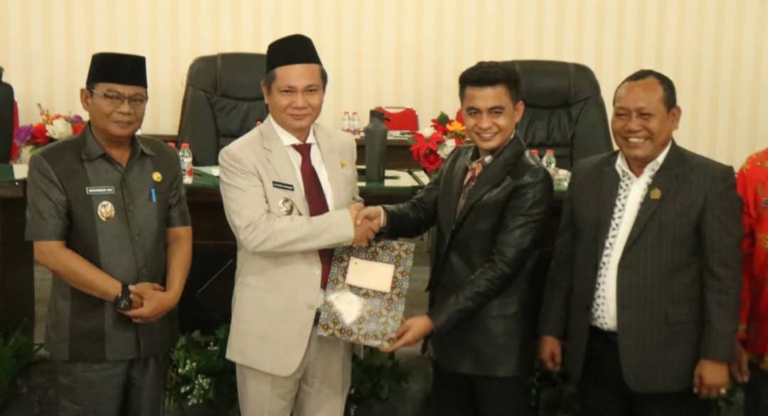 TERIMA: Bupati Nias Barat, Eliyunus Waruwu, S.Pt., M.Si  bersama Wabup menerima berita acara LKPJ 2024 dari Ketua DPRD Nias Barat. Foto: Oloheta/Sumut Pos