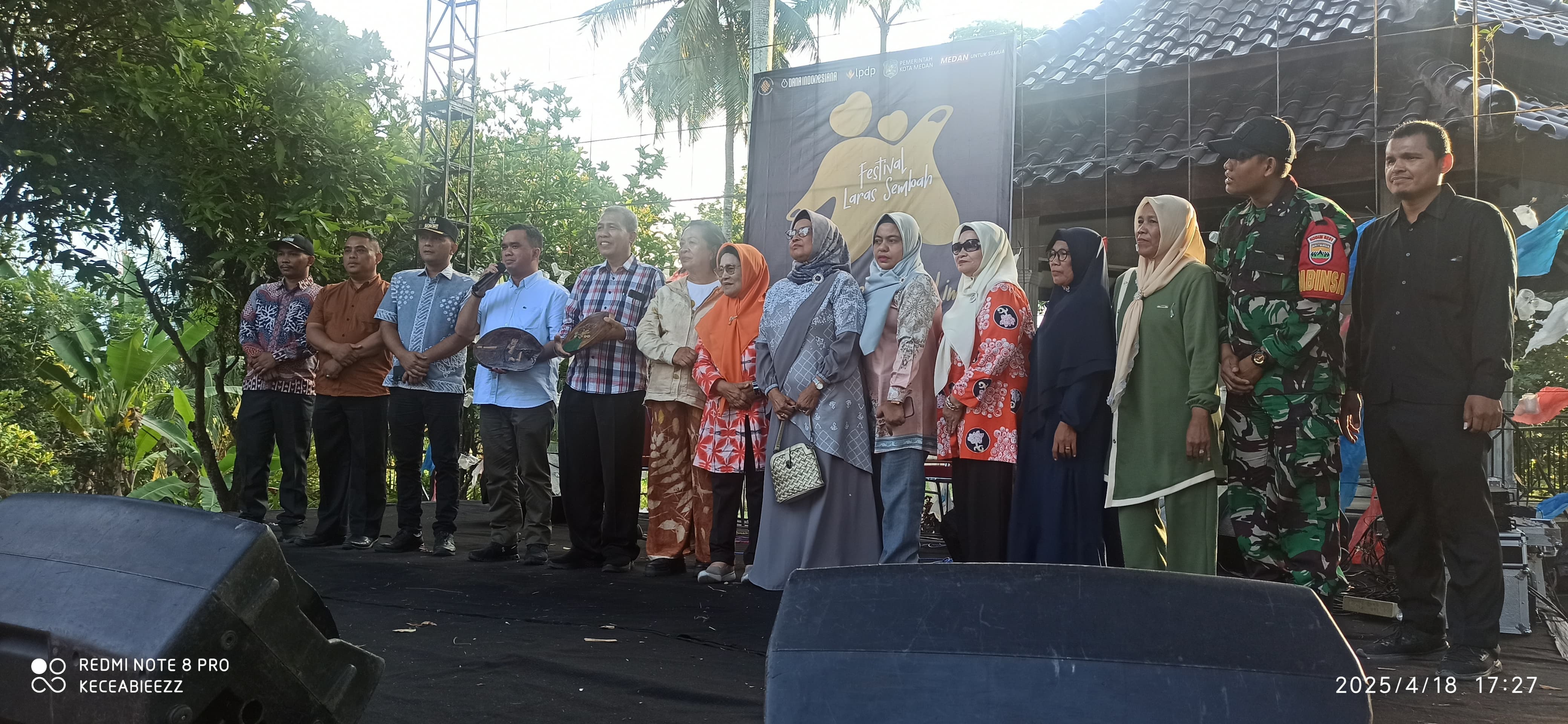 BERSAMA: Para Lansia berfoto bersama pada festival laras sembah di Medan Tuntungan, Jumat (18/4/2025).