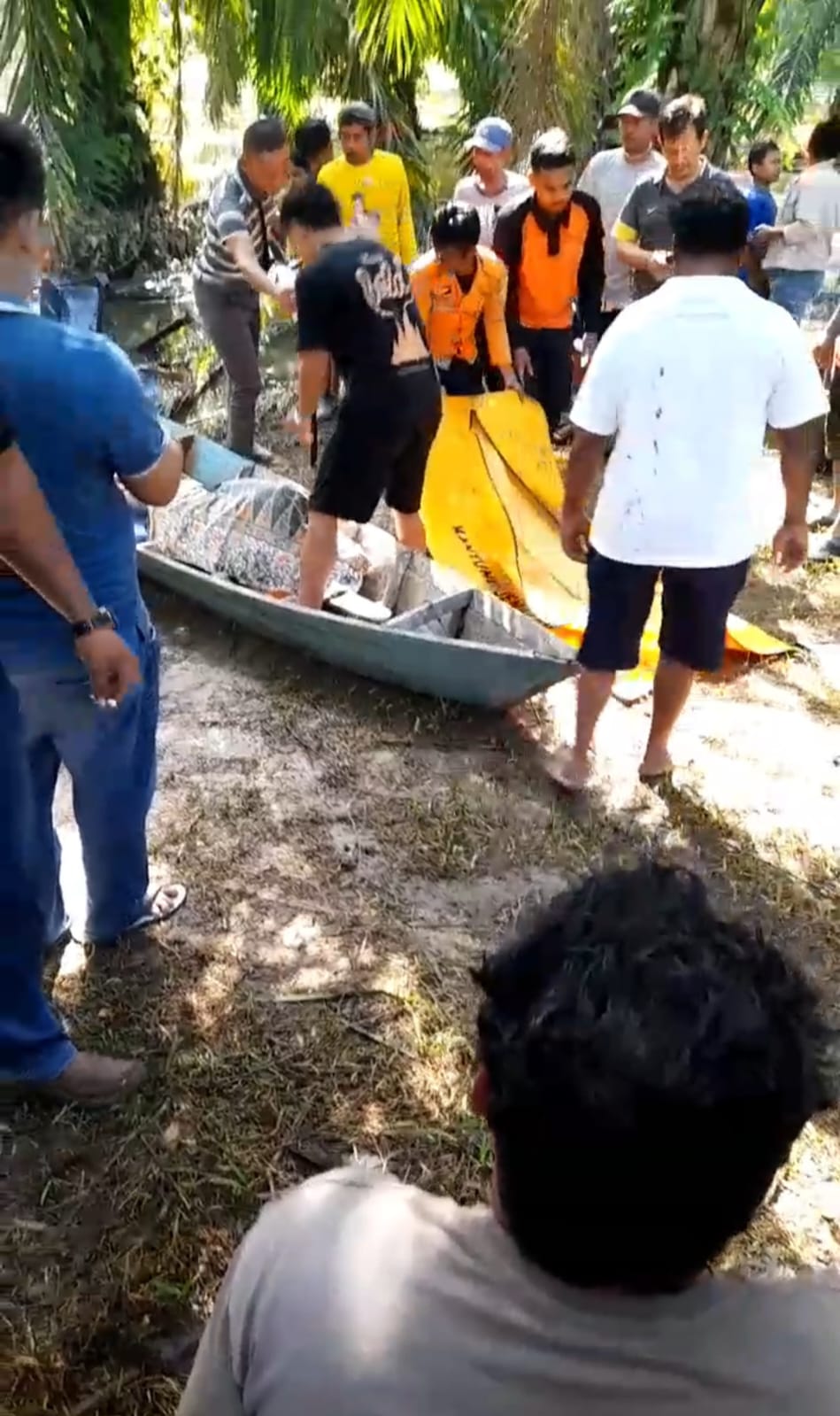 EVAKUASI: Warga dan petugas BPBD Labusel mengevakuasi jasad korban.  FOTO: KHAIRUDDIN/SUMUT POS