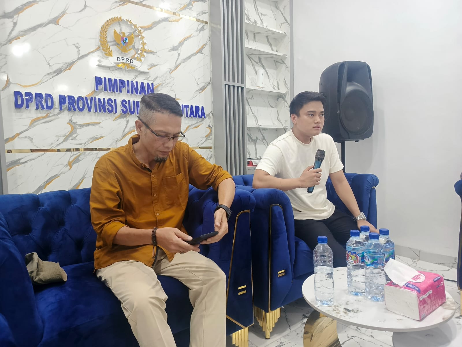 Pimpinan DPRD Sumut, Ricky Anthony (kanan) dan Ketua PWI Langkat, Darwis Sinulingga (kiri).(Istimewa/Sumut Pos)