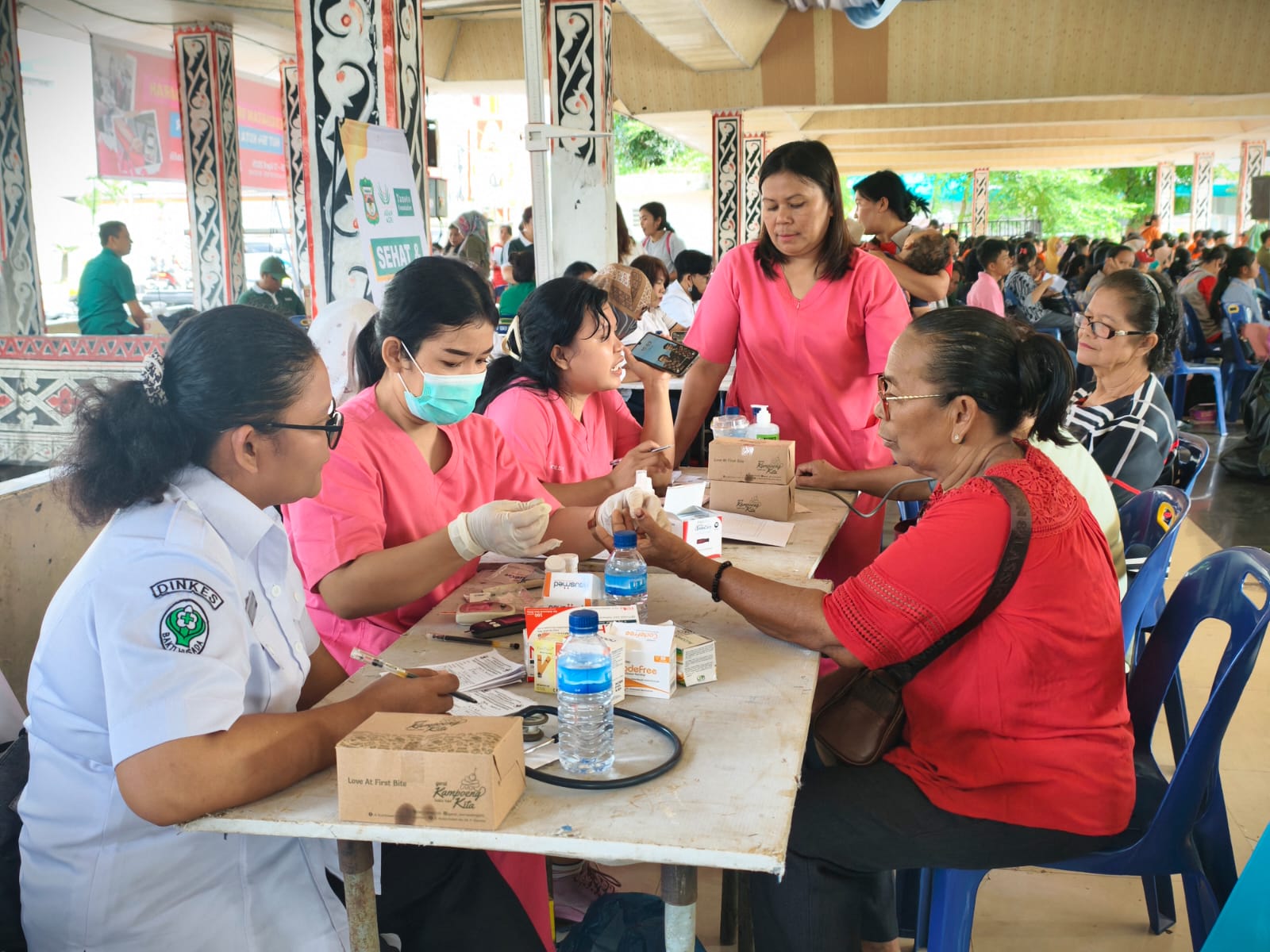 Warga mendapat pemeriksaan kesehatan di Program &ldquo;Sehat dan Pintar Bersama&rdquo; yang digelar Asian Agri dan Tanoto Foundation bekerjasama dengan Pemerintah Kota Pematangsiantar.
