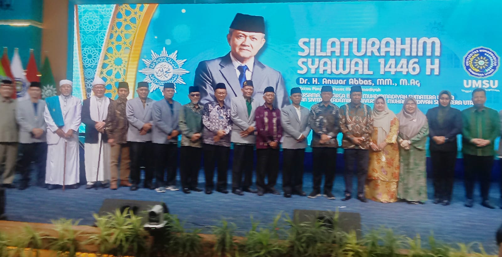 SILATURAHIM SYAWAL: Dr H Anwar Abbas MM MAg (6 kanan) bersama rektor dan undangan silaturahim syawal di UMSU. (DEDDI MULIA PURBA/SUMUT POS)