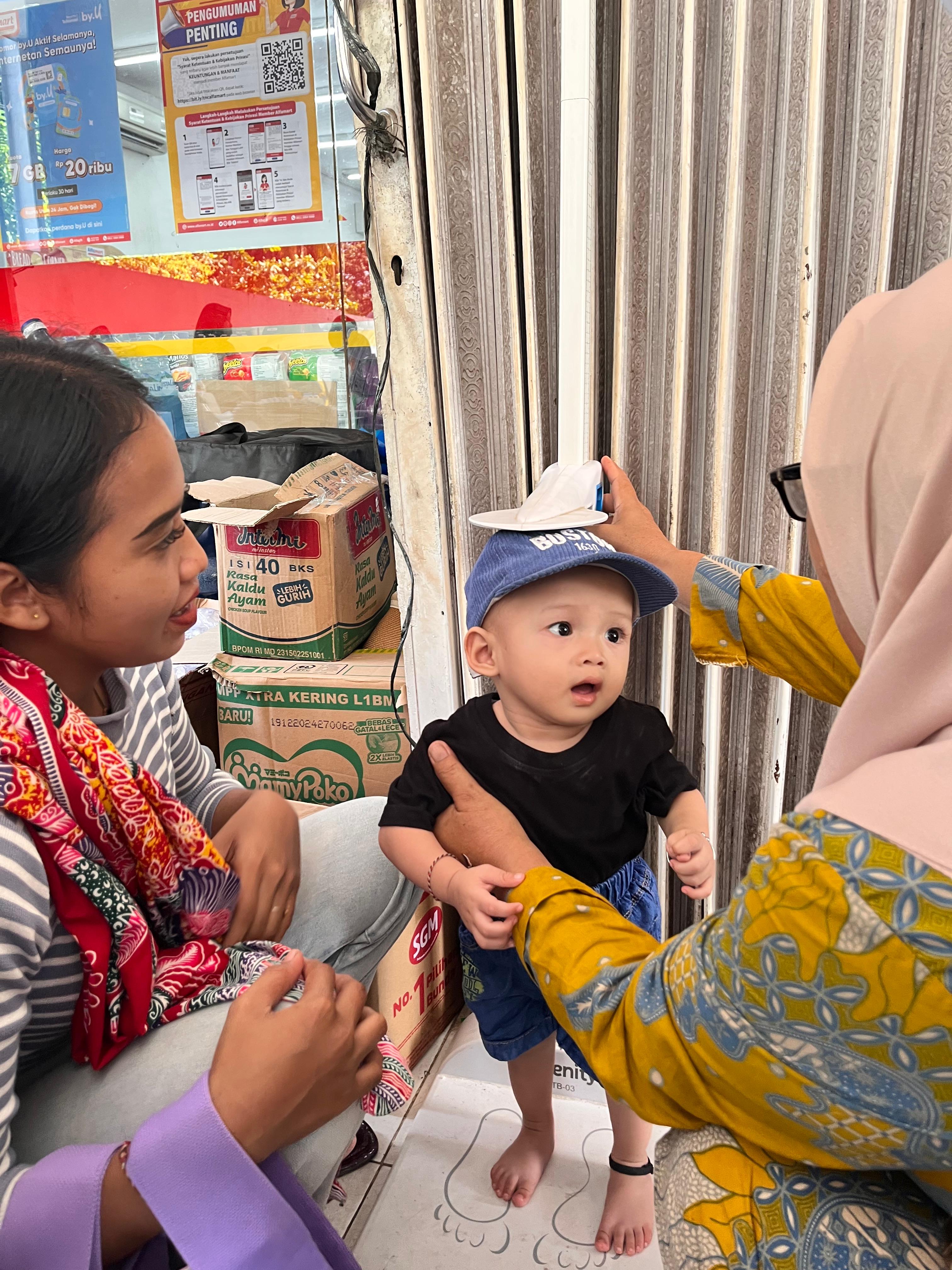 PERIKSA: Petugas kesehatan saat memeriksa balita pada program Alfanart Sahabat Posyandu bersama Sweety di Deliserdang. (Dok: Alfamart).