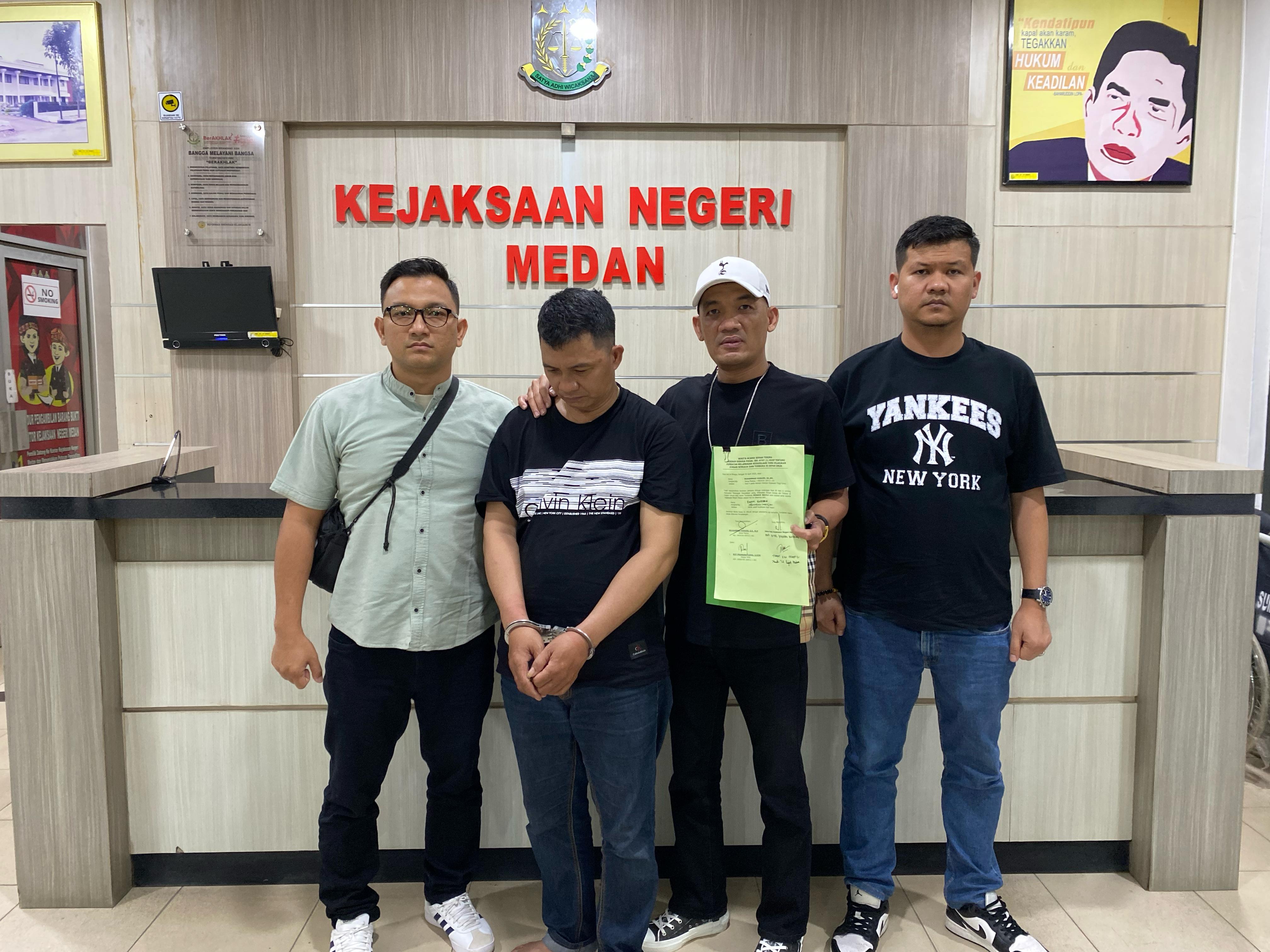 Tim tabur dan Intel Kejari Medan menangkap terpidana asusila yang masuk dalam DPO di Medan. FOTO: ISTIMEWA/SUMUTPOS
