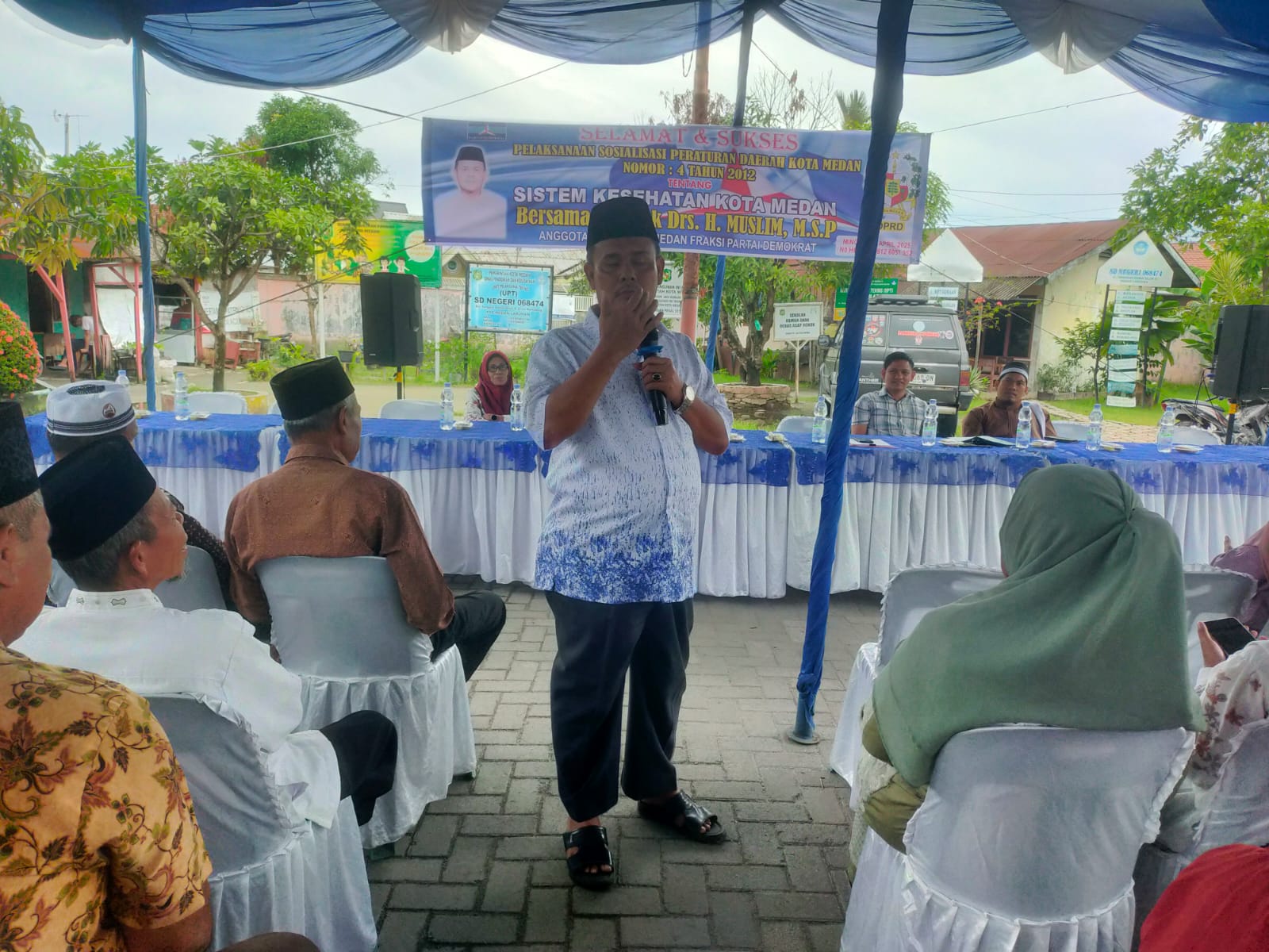 SOSIALIASASI: Anggota DPRD Kota Medan dari Fraksi Partai Demokrat, Drs. H. Muslim M.S.P,  saat sosialisasi perda tentang kesehatan. (istimewa/Sumut Pos)