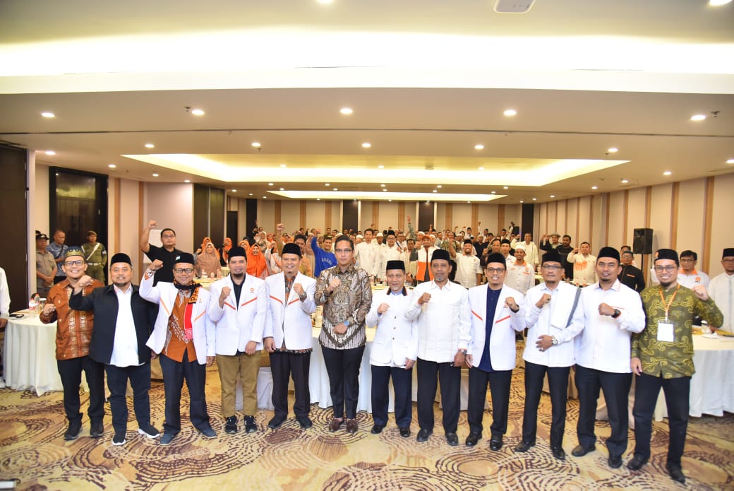 BERSAMA: Wali Kota Medan, Rico Waas diabadikan bersama pengurus PKS kota Medan di sela-sela halallbihalal. ISTIMEWA/SUMUT POS