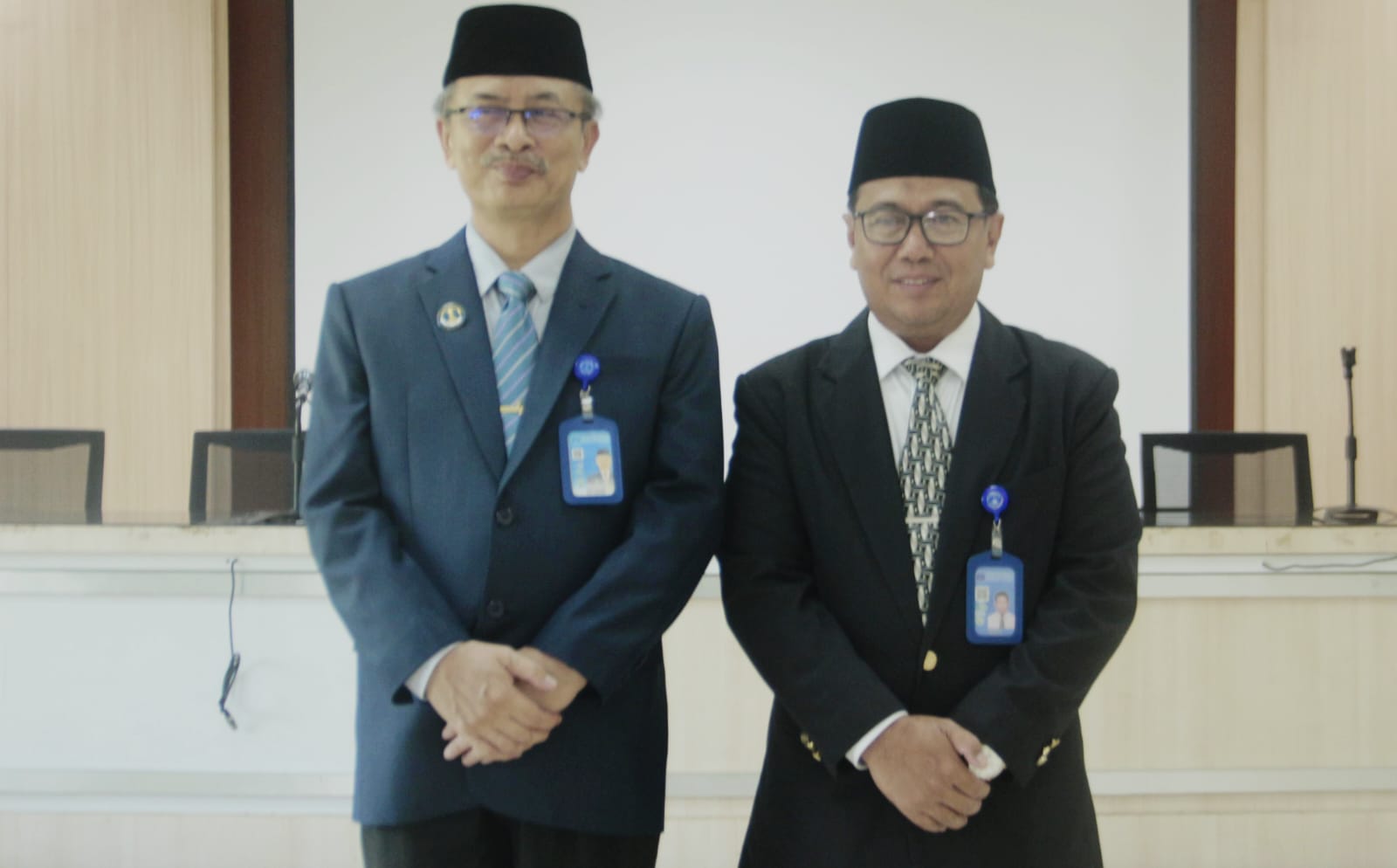 FAI UMA: Dr Abdul Haris MSi (kanan) bersama Rektor UMA Prof Dr Dadan Ramdan MEng MSc. (ISTIMEWA/SUMUT POS)