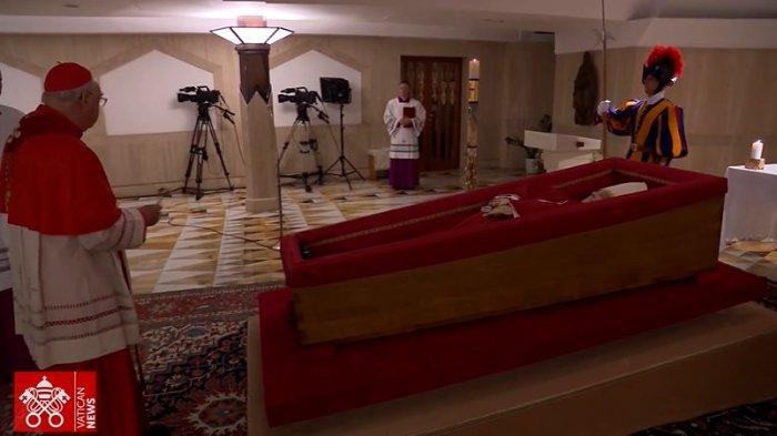 Jenazah Paus Fransiskus dalam peti terbuka. (Dok: The Vatikan Media)
