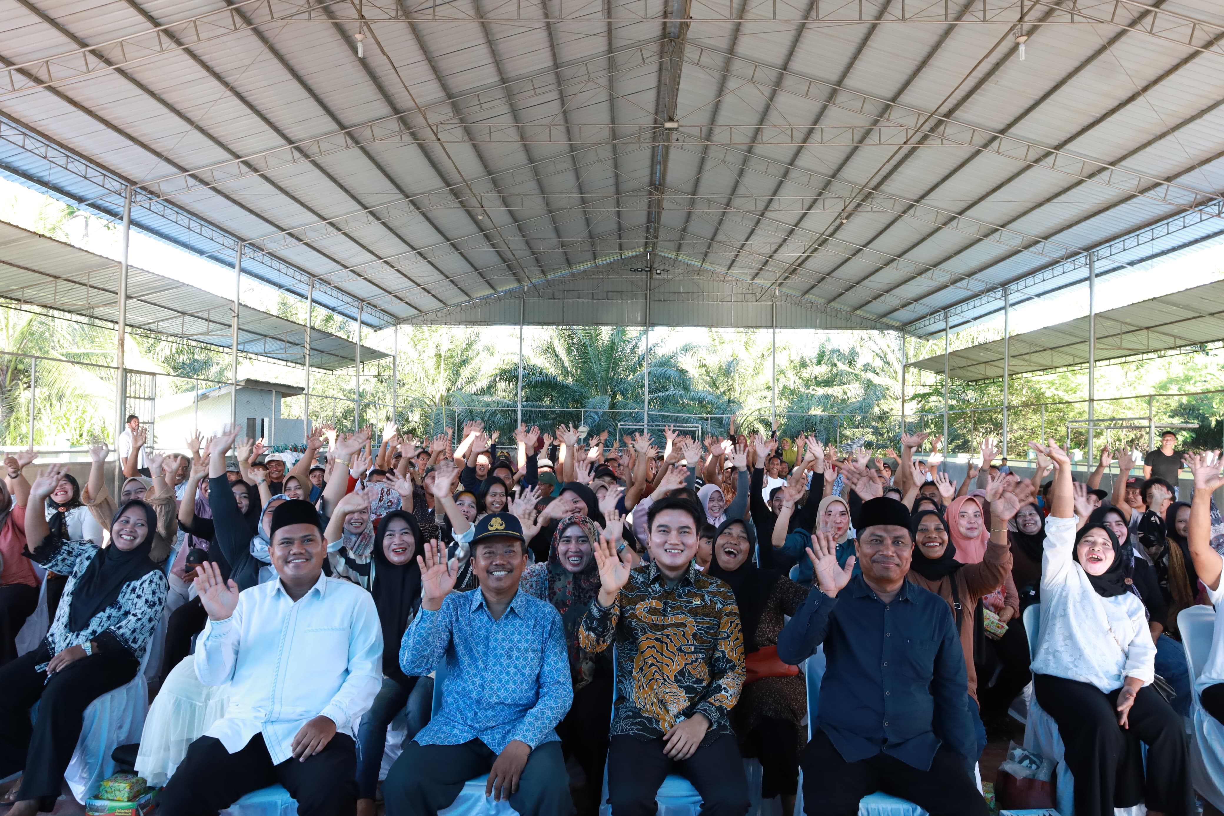 FOTO BERSAMA: Pimpinan DPRD Sumut, Ricky Anthony foto Bersama dengan masyarakat di Kecamatan Wampu, Langkat. Istimewa/Sumut Pos