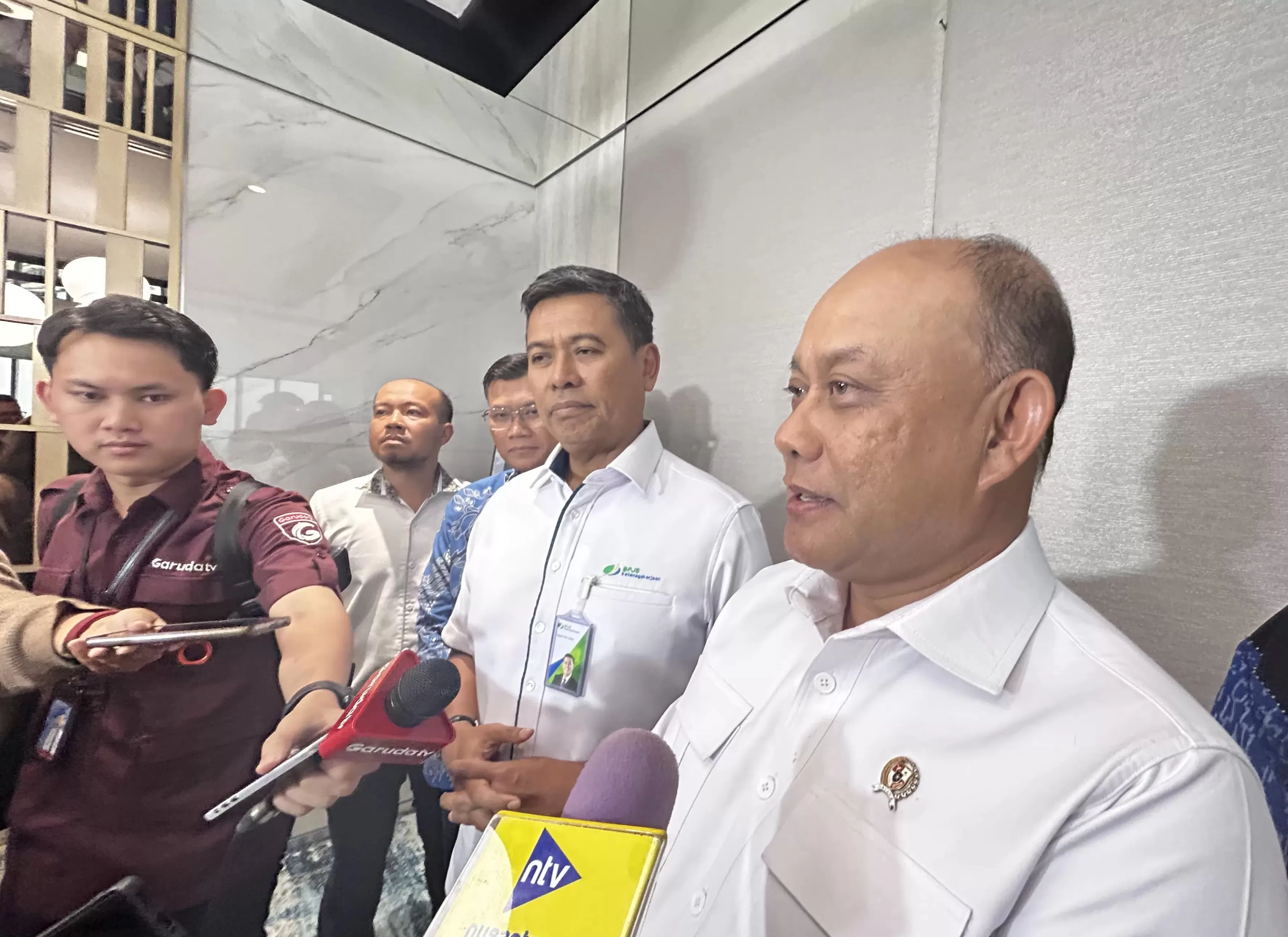 SEPAKAT : Kepala BGN Dadan (kanan) dan Dirut BPJS Ketenagakerjaan Anggoro (dua dari kanan) usai penandatanganan nota kesepakatan untuk relawan MBG. (Dok: jpc)