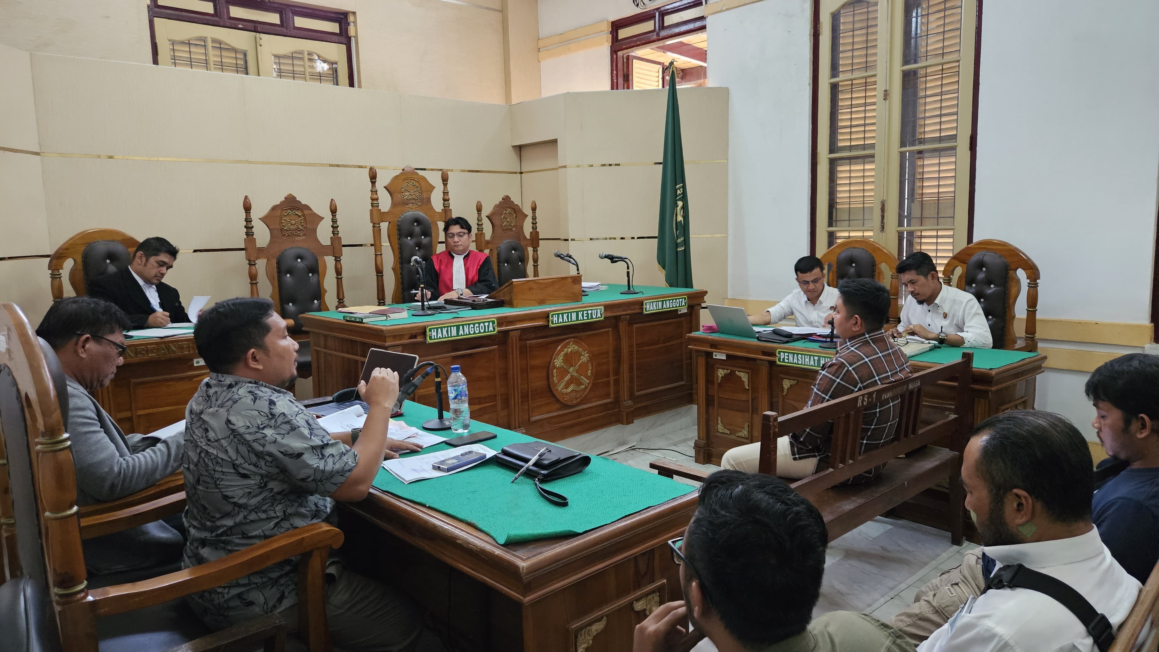 SIDANG: Saksi ahli pidana, Andi Hakim Lubis memberikan keterangan dalam sidang gugatan permohonan prapid Rahmadi, di PN Medan, Senin (21/4/2025). ISTIMEWA/SUMUT POS