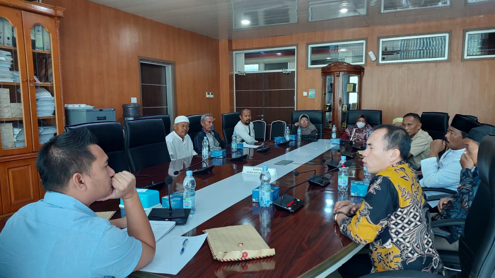 TERIMA: Ketua Komisi I DPRD Medan, Reza Pahlevi menerima delegasi masyarakat lingkungan 13 dan 14  Kelurahan Titi Papan, terkait pemilihan kepling.