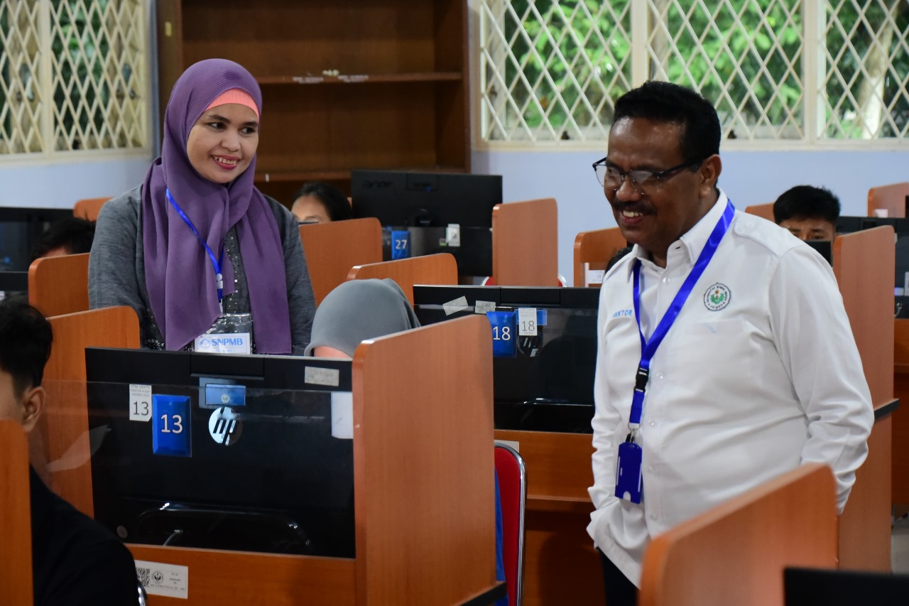 TINJAU: Rektor Unimed Prof Baharuddin, saat meninjau jalannya pelaksanaan UTBK SNBT 2025 di lokasi Kampus Unimed, Rabu (23/4). (Dokumen Humas Unimed)