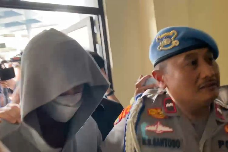 KESEHATAN: Fachry Albar saat menjalani pemeriksaan kesehatan. (Dok: ist)