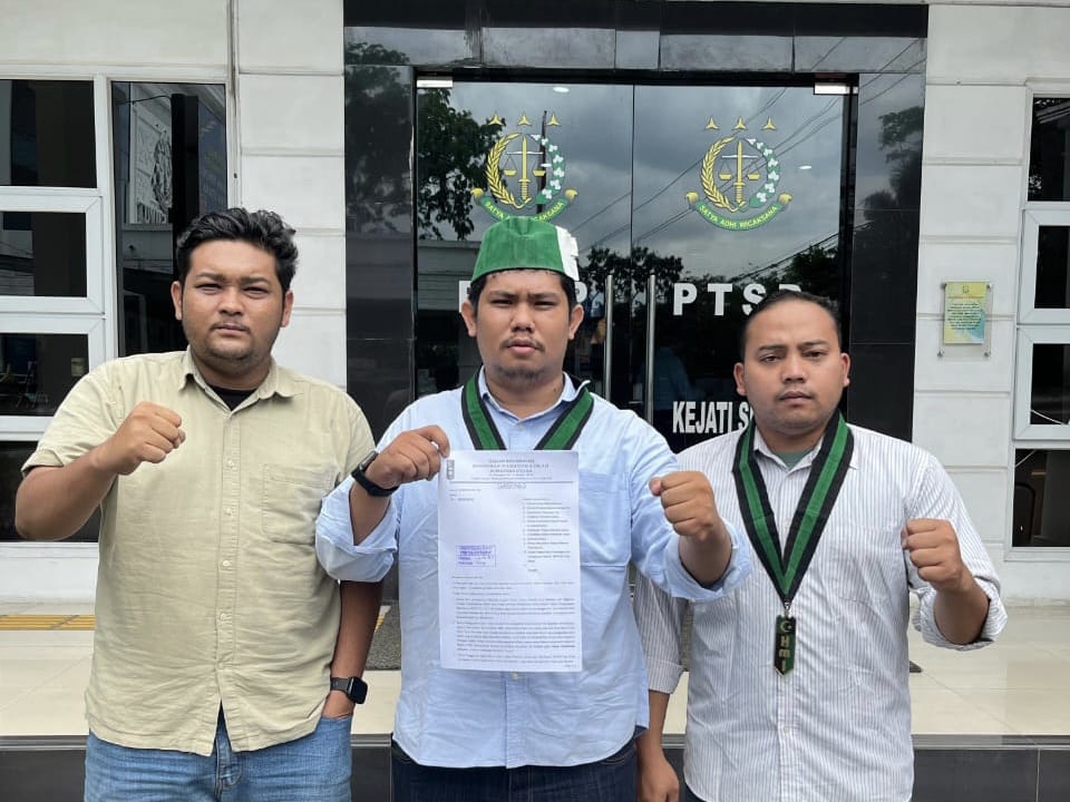 TUNJUKKAN: Badko HMI Sumut tunjukkan bukti dumas dana insentif fiskal ke Kejati Sumut. Istimewa/Sumut Pos