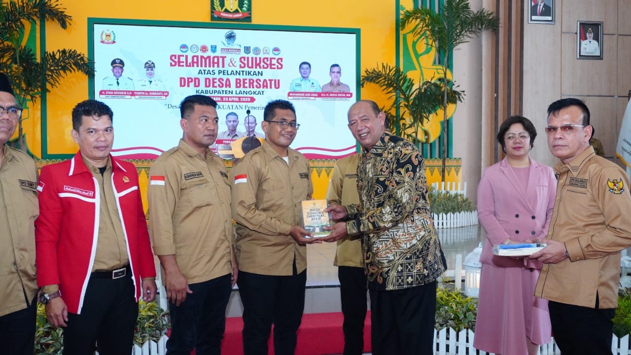 HADIRI: Bupati Langkat, Syah Afandin saat menghadiri pelantikan DPD Desa Bersatu. Diskominfo Langkat/Sumut Pos