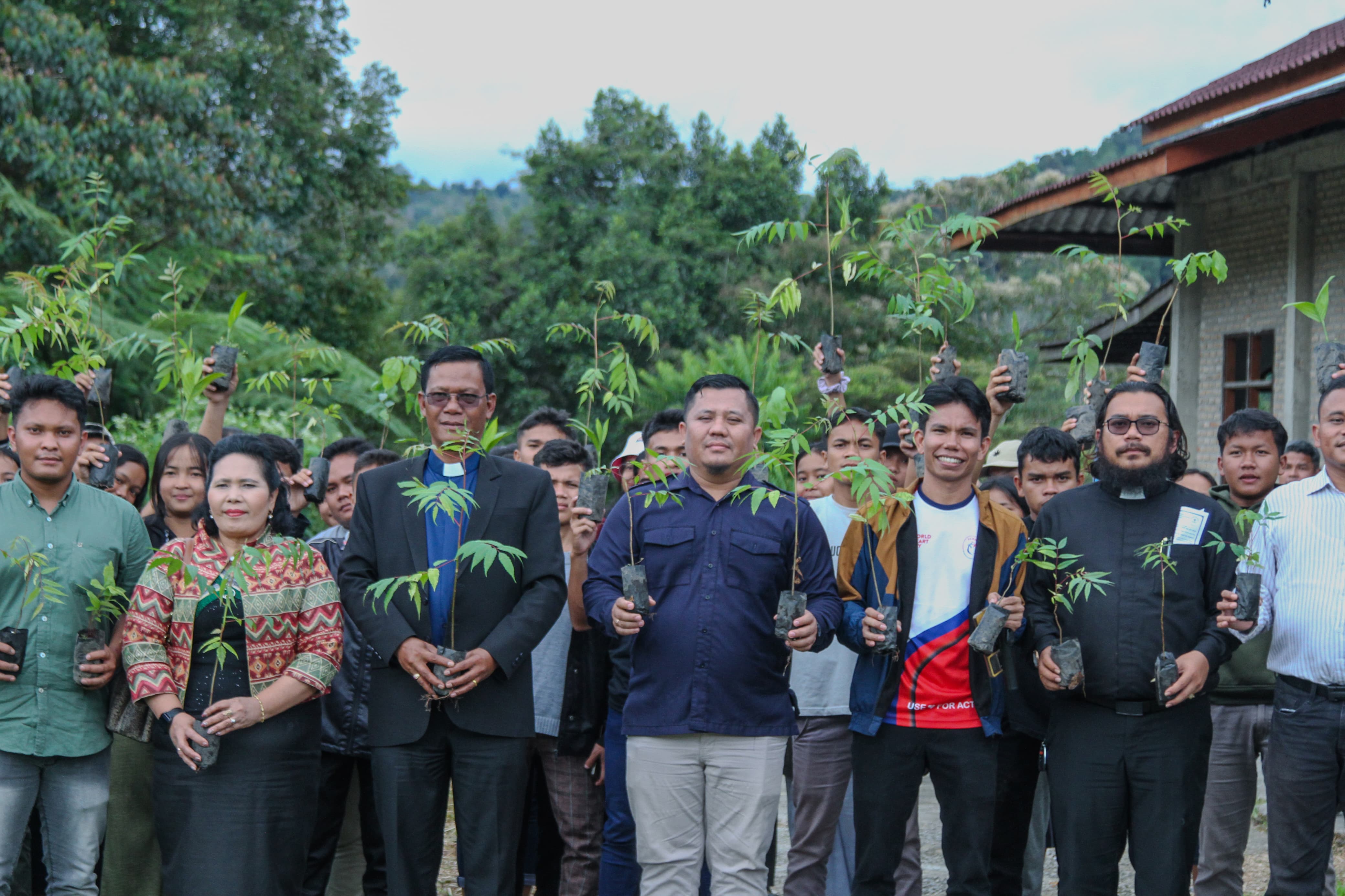 TANAM POHON: Partai Gerindra Humbahas, bersama tokoh masyarakat tanam pohon untuk merayakan Peringatan Hari Bumi Internasional 2025, Selasa (22/4/2025).