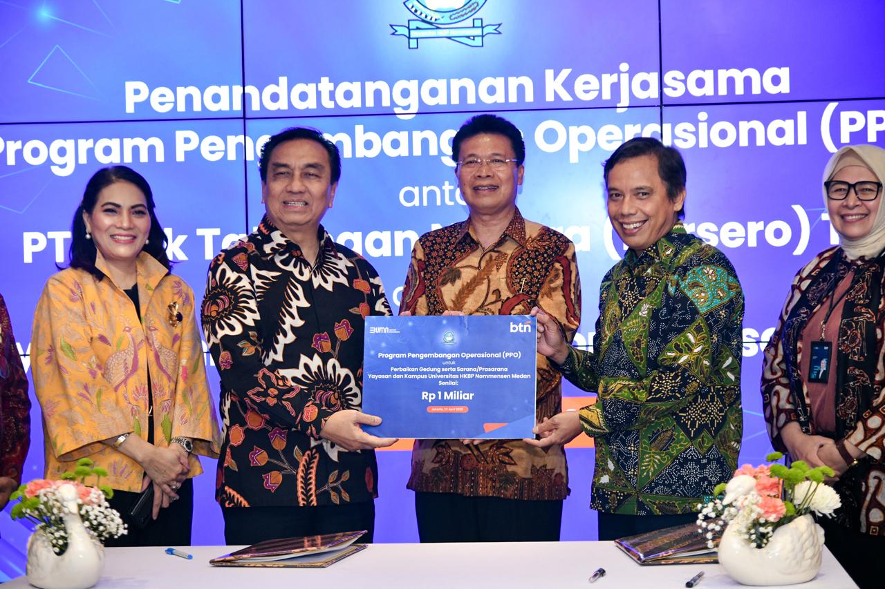 Direktur Utama PT Bank Tabungan Negara (Persero) Tbk Nixon LP Napitupulu bersama Ketua Yayasan HKBP Nommensen Effendi M.S., Rabu (23/4/2025).