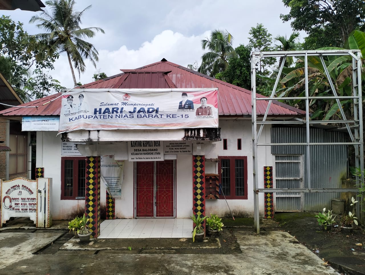 TUTUP: Kantor Balodano, Kecamatan Mandhere Utara , dalam keadaan tutup. Oloheta Gulo/Sumut Pos