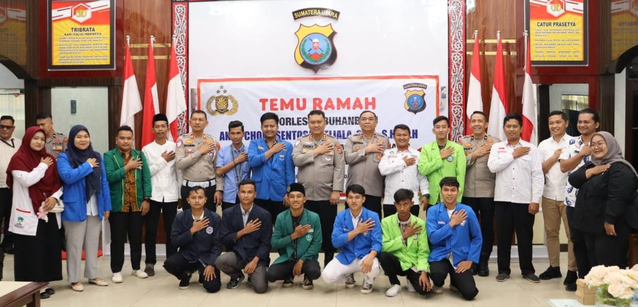TEMU RAMAH: Kapolres AKBP Choky Sentosa Meliala temu ramah dengan mahasiswa Labuhanbatu (FAJAR/SUMUT POS)