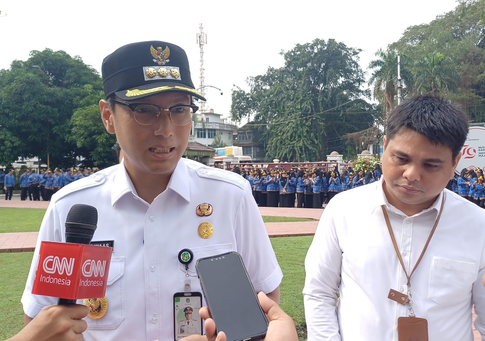 DIDAMPINGI: Wali Kota Medan, Rico Waas didampingi Kepala BKPSDM Kota Medan, Subhan Fajri Harahap. Foto : Markus Pasaribu/Sumut Pos).
