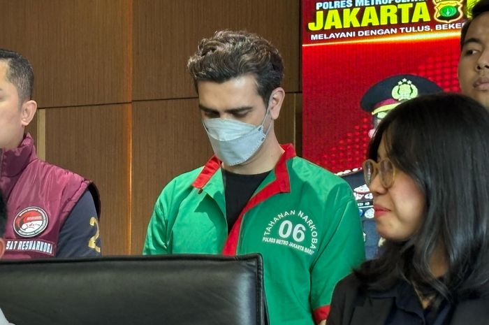 TAHANAN: Fachri Albar saat menggunakan baju tahanan. (Dok: ist)