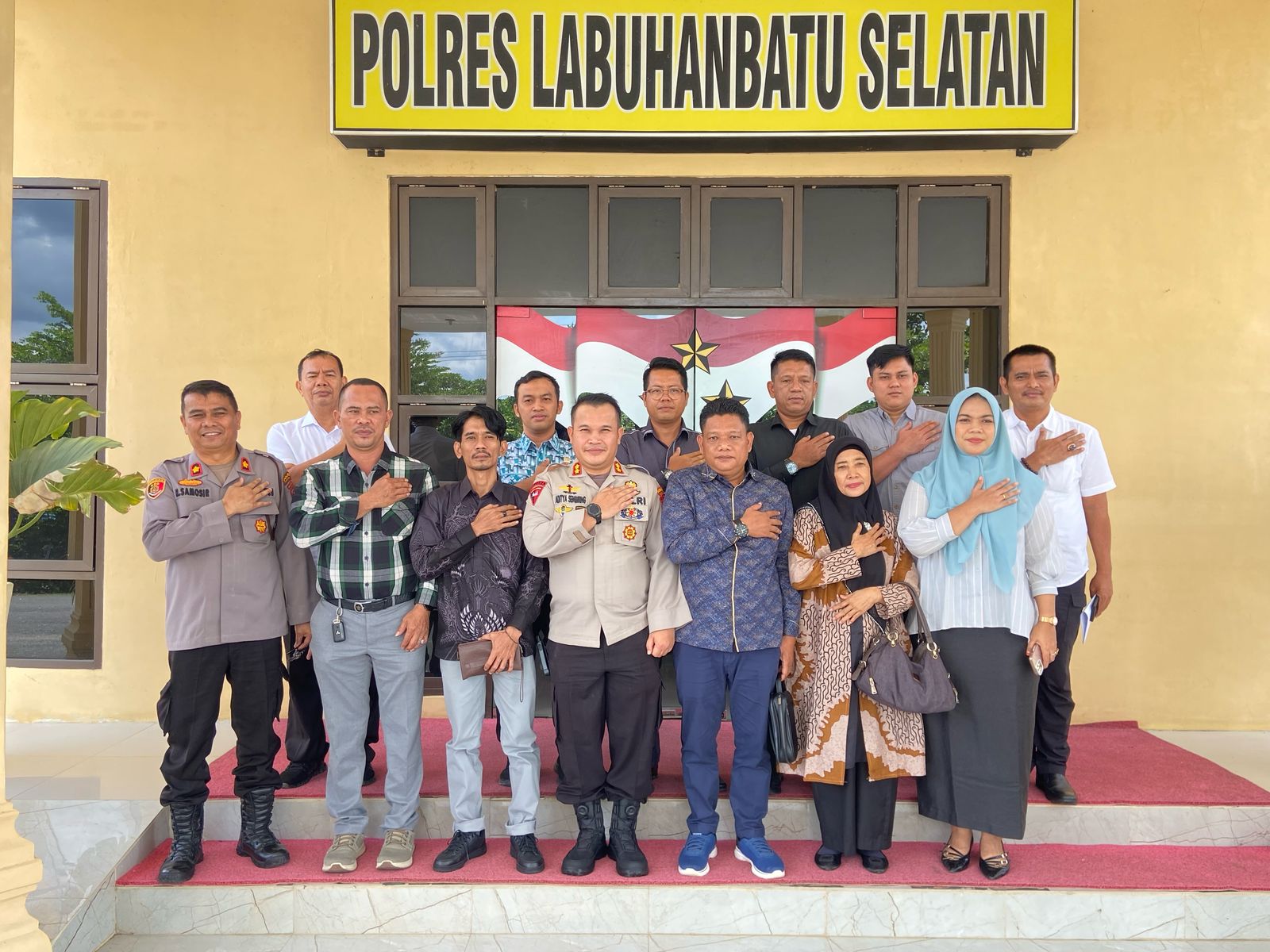 DIABADIKAN: AKBP Aditya S.P Sembiring Muham SIK diabadikan bersama rombongan Komisi III DPRD Labusel. KHAIRUDDIN/SUMUT POS