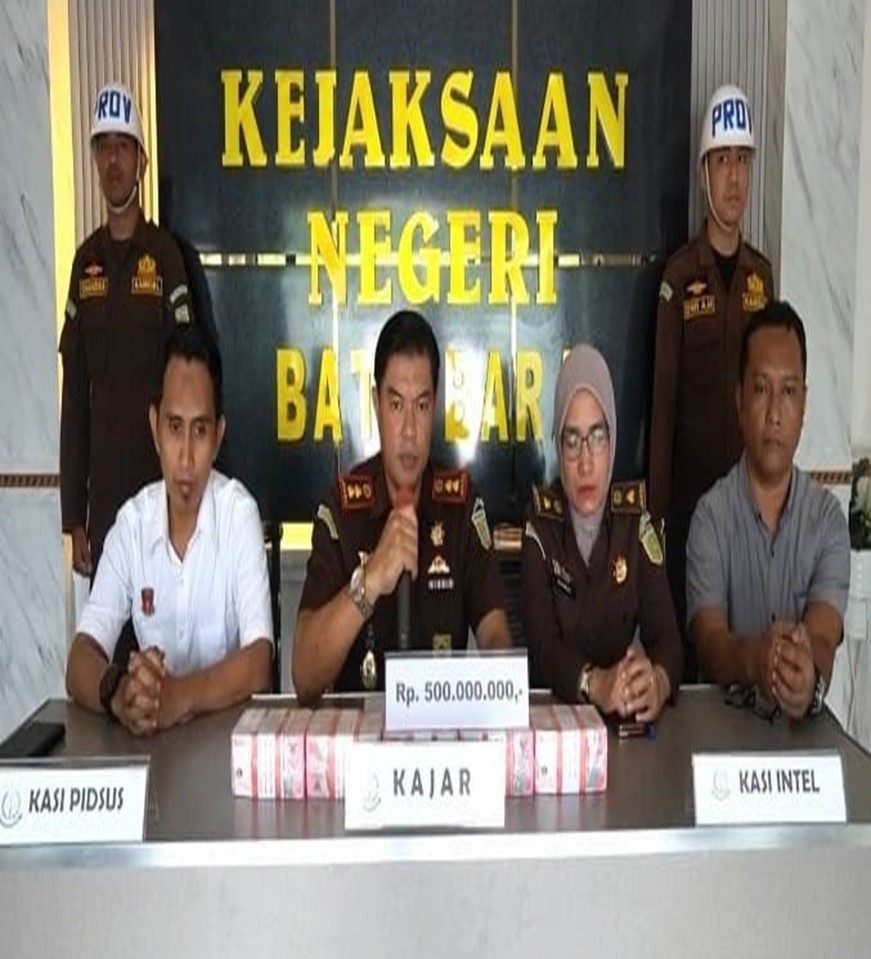 DAMPINGI: Kajari Batubara, Diky Octavia SH MH didampingi Kasi Intel Oppon Siregar SH dan Kasi Pidsus Kejaksaan Batubara, Rabu(23/4/2025).Foto:Liberti H Haloho/Sumut Pos