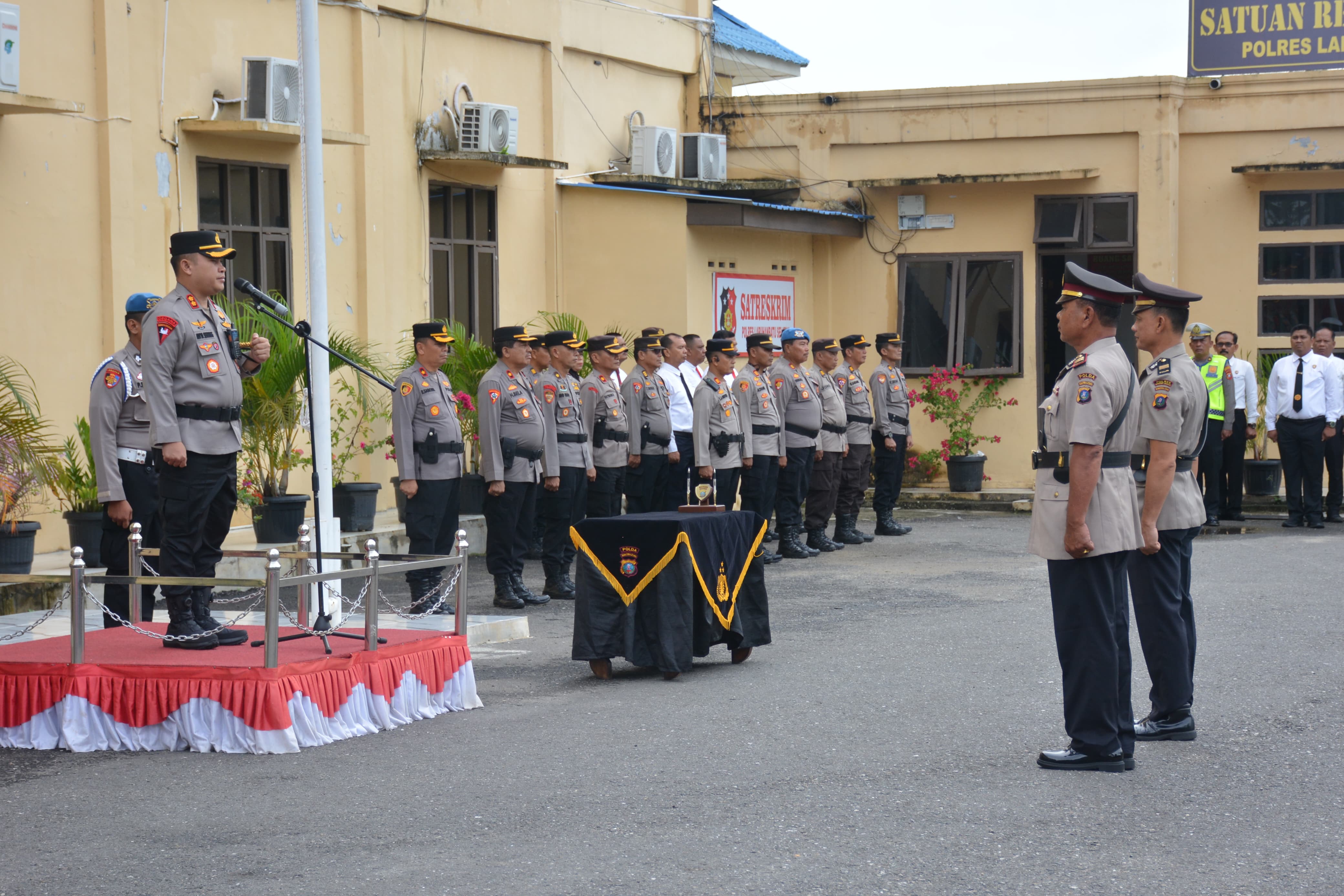 PIMPIN: Kapolres Labuhanbatu Selatan, AKBP Aditya SP. Sembiring Muham, SIK memimpin sertijab jabatan Kasat Binmas. FOTO: KHAIRUDDIN/SUMUT POS