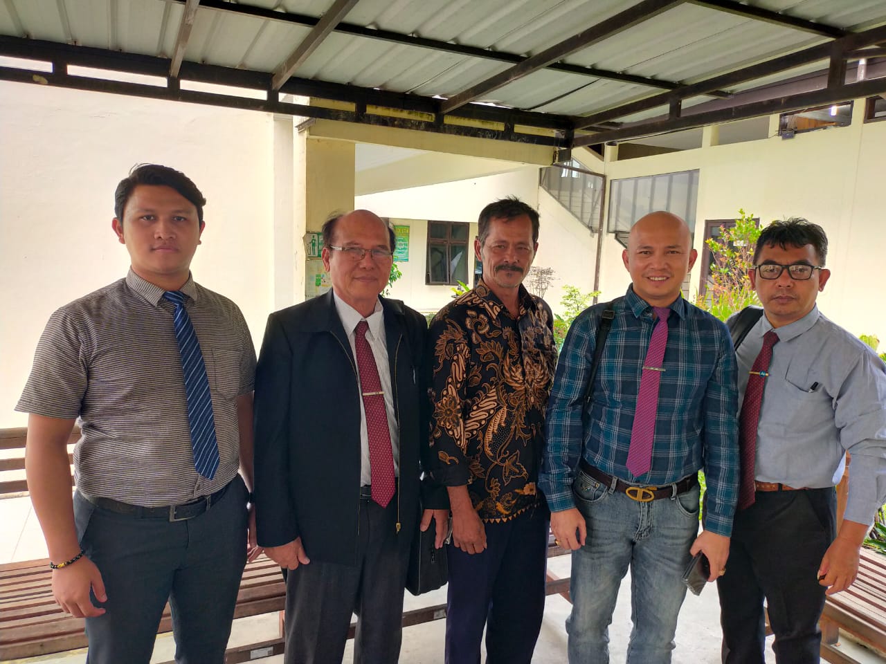 BERFOTO: Rincon Siboro (tengah) abang kandung Kombes Pol (Purn) Mestron Siboro berfoto dengan kuasa hukum, Tahi Purba dan rekan usai persidangan, Rabu (23/4/2025).RUDY SITANGGANG/SUMUT POS.