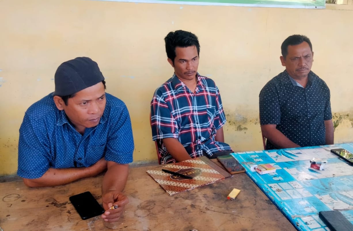 BERI KETERANGAN. Ketua P2KD, Saban Kudadiri didampingi anggota P2KD qmemberikan keterangan terkait pelaksanaan Pilkades PAW Lae Nuaha, Jumat (25/4/2025).RUDY SITANGGANG/ SUMUT POS.