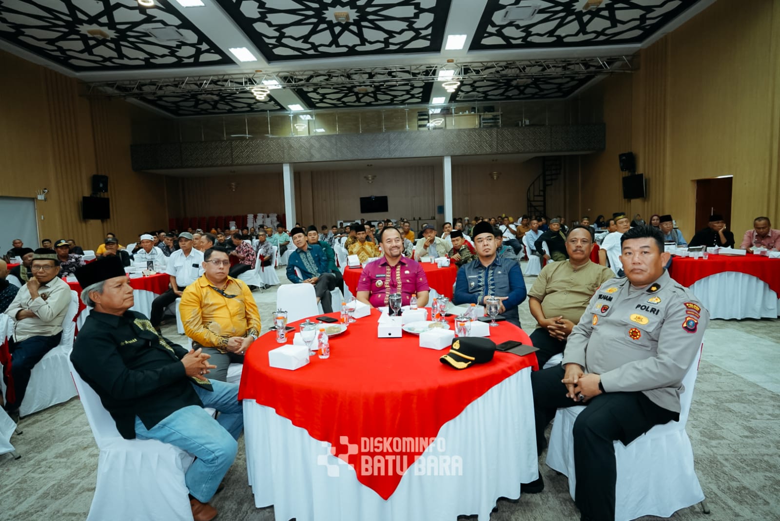 HALALBIHALAL: Bupati Batubara Baharuddin Siagian dan Wakil Bupati Syafrizal, Direktur KEK Sei Mangkai Elfi Haris SH, Ketua PKB  Batubara Mustafa Kamal Ratta saat menghadiri halalbihalal Gemkara.